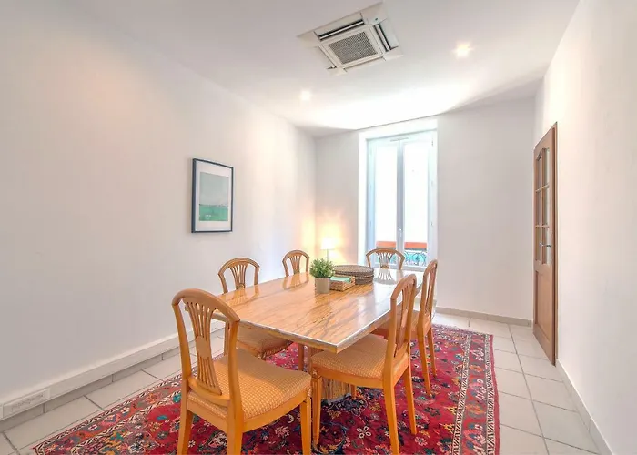 Lovely Large Familial Apartment In Central Nice, Ten Minutes Walk To The Beach!