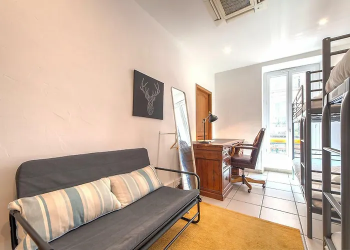 Lovely Large Familial Apartment In Central Nice, Ten Minutes Walk To The Beach!